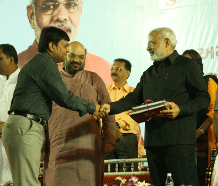 Felicitation by narendra modi at kumKum school